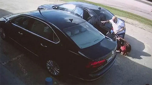 Brutal robo en Texas grabado por una cámara de seguridad de una gasolinera